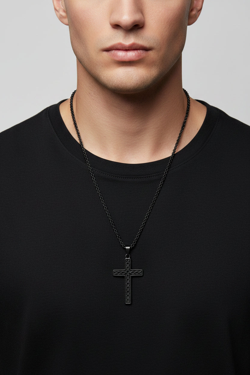 黑色鍍金十字架吊墜特寫－復古雕花設計 | Black plated cross pendant close-up with vintage engraved pattern