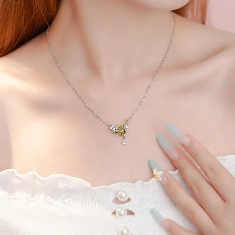 細緻蝴蝶花朵造型銀色項鍊 女款輕奢珠寶 | Delicate Butterfly Flower Necklace Women's Luxury Jewelry Simple Life Jewelry Taiwan